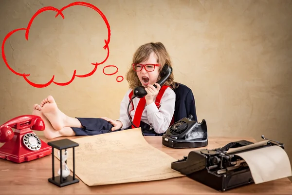 Homem de negócios criança com telefone retro . — Fotografia de Stock