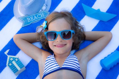 Sahilde mutlu çocuk