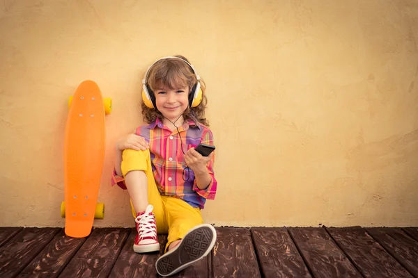 Хіпстерська дитина зі скейтбордом — стокове фото