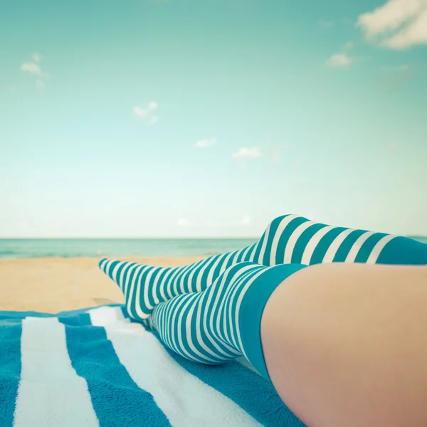 Slim piernas de mujer en una playa — Foto de Stock