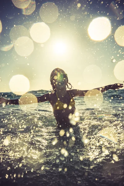 Criança feliz brincando no mar — Fotografia de Stock