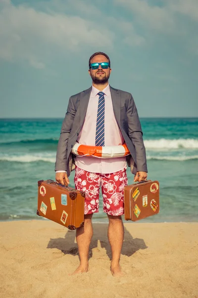 Lustiger Geschäftsmann am Strand — Stockfoto