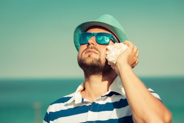 yakışıklı bir adam sahilde