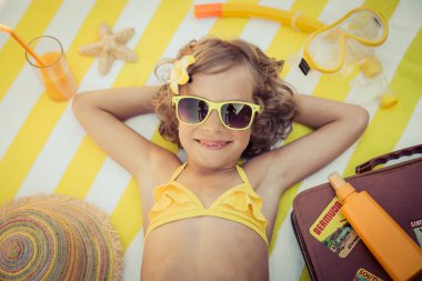 Kumsalda mutlu çocuk