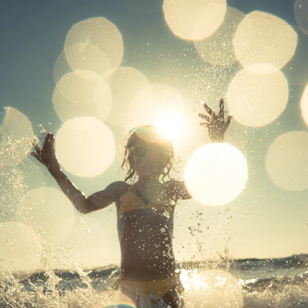 Denizde oynayan mutlu çocuk