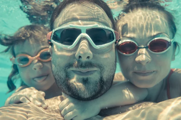 Familia divirtiéndose en la piscina — Foto de Stock