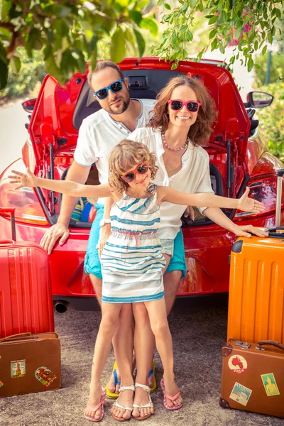 Lyckliga familjen redo att resa — Stockfoto