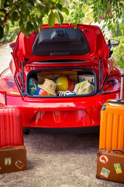 Carro vermelho pronto para viajar — Fotografia de Stock