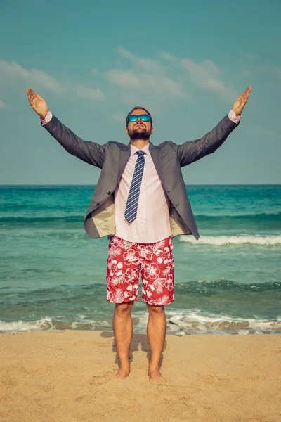 Hombre de negocios divertido en la playa — Foto de Stock