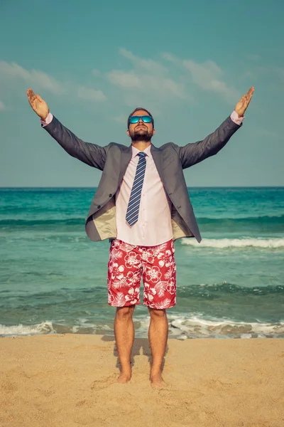 Empresário engraçado na praia — Fotografia de Stock