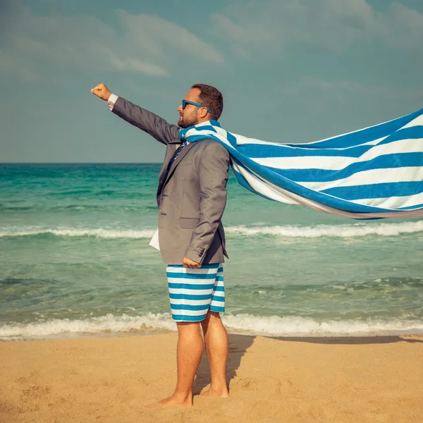 Homme d'affaires drôle sur la plage — Photo