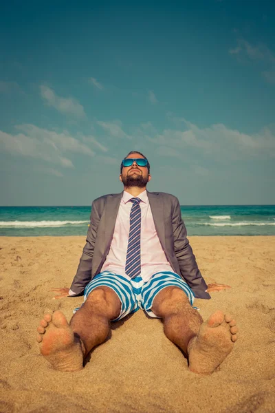 Hombre de negocios divertido en la playa — Foto de Stock