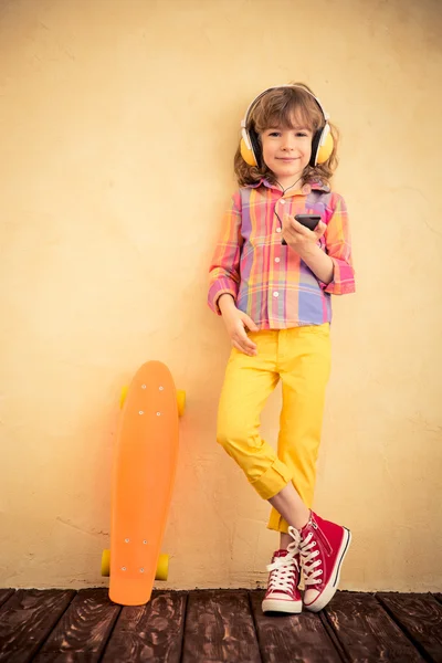 Hipster bambino con skateboard — Foto Stock