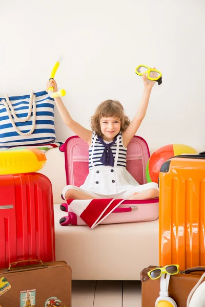 Criança feliz pronta para férias de verão — Fotografia de Stock