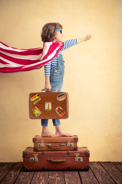 Superhéroe niño listo para las vacaciones de verano —  Fotos de Stock