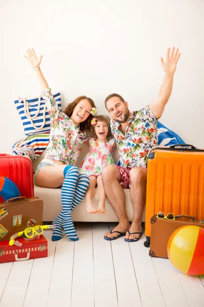 Glückliche Familie bereit für den Sommerurlaub — Stockfoto