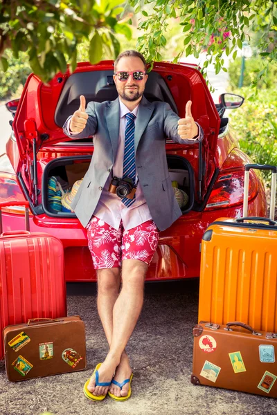 Забавный бизнесмен готов к путешествию — стоковое фото