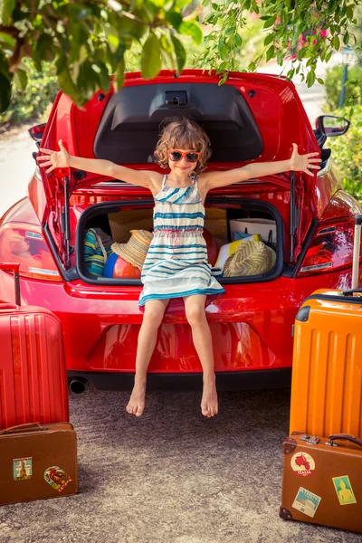 Criança feliz pronta para tropeçar — Fotografia de Stock