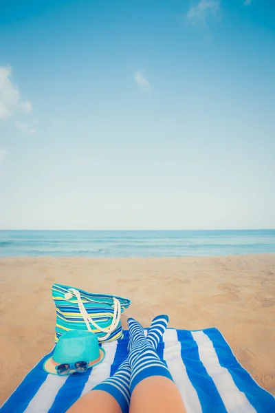 Szczupłe nogi kobiet na plaży — Zdjęcie stockowe