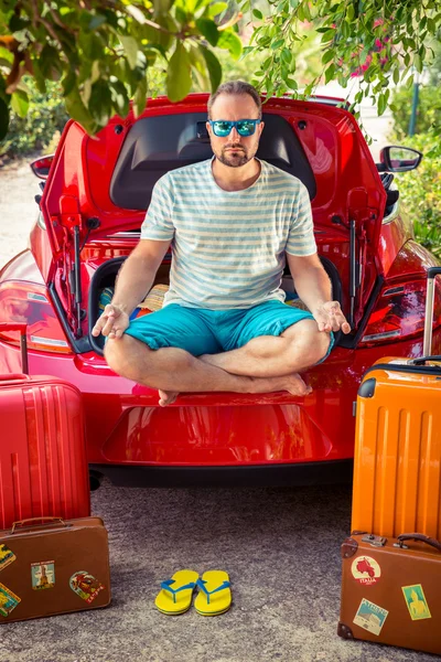 Homem feliz pronto para viajar — Fotografia de Stock