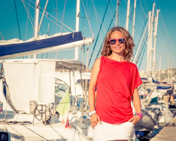 Femme heureuse sur la plage — Photo