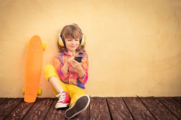 Hipster bambino con skateboard — Foto Stock