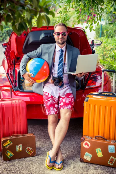 Zabawny biznesmen gotowy do podróży — Zdjęcie stockowe