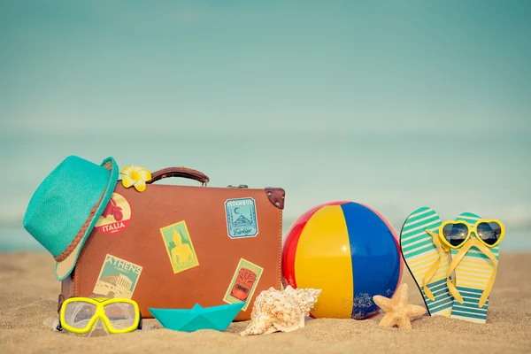 Vintage suitcase and flip-flops — Stock Photo, Image