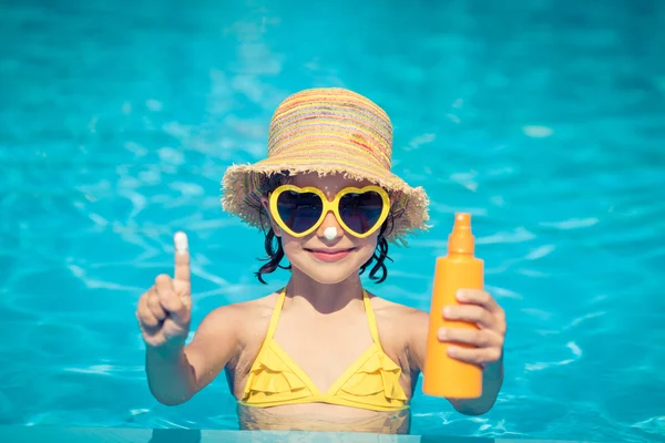 Barn har roligt i poolen — Stockfoto