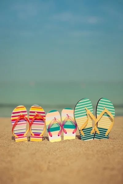 Chinelos na praia de areia — Fotografia de Stock