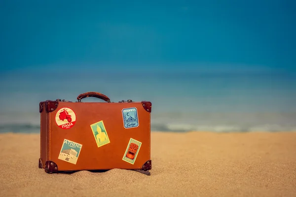 Vintage kufr na písečné pláži — Stock fotografie