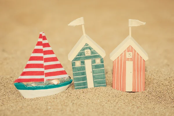 Maisons de jouets sur la plage de sable — Photo