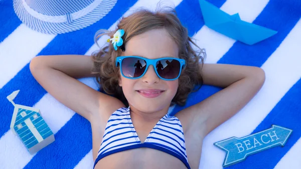 Kumsalda mutlu çocuk