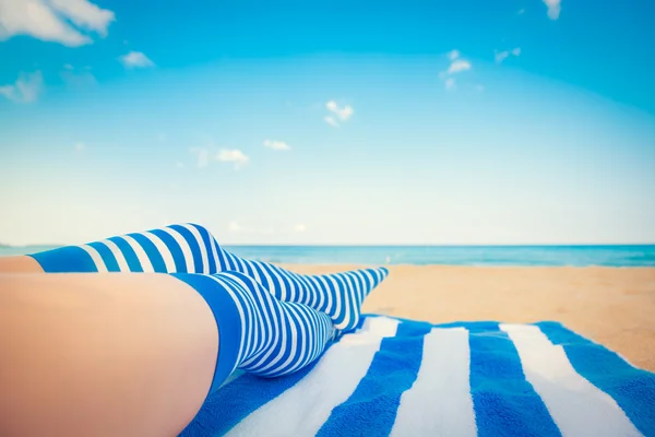 Λεπτή γυναικεία πόδια στην παραλία — Φωτογραφία Αρχείου