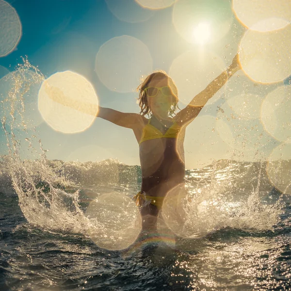 Boldog gyermek játszik a tengerben — Stock Fotó