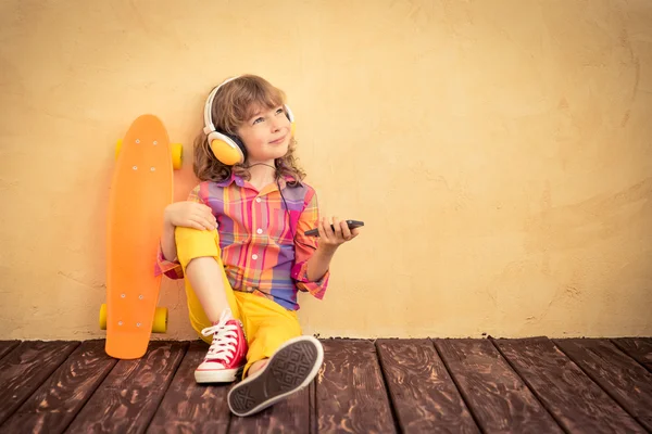 Hipster bambino con skateboard — Foto Stock