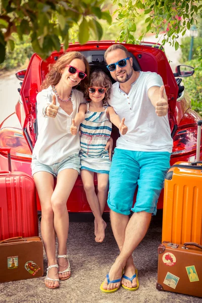 Счастливая семья готова к путешествию — стоковое фото