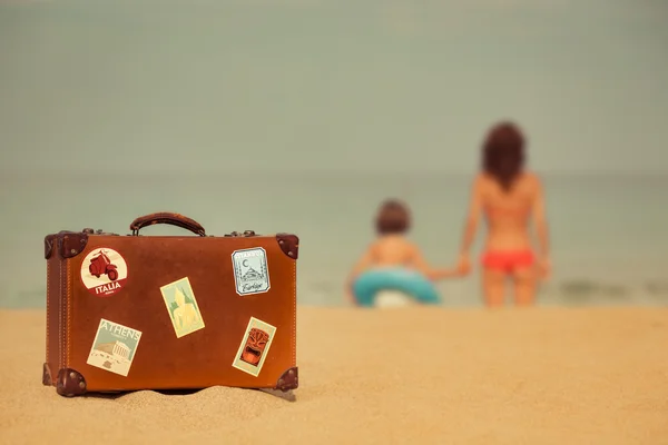 Mujer joven y niño relajándose en la playa —  Fotos de Stock