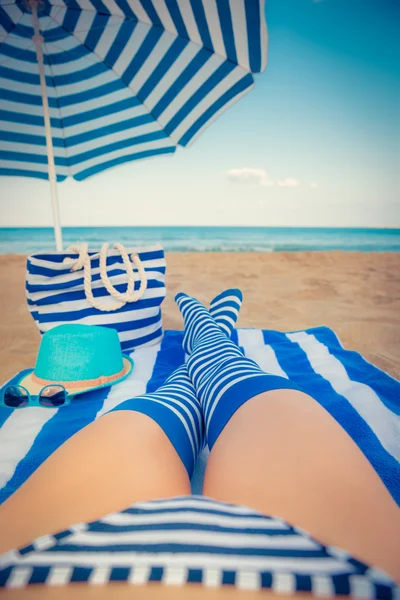 Szczupła kobieta nogi na plaży — Zdjęcie stockowe