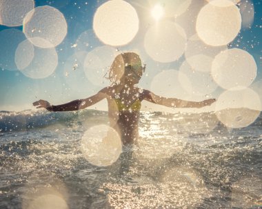 Denizde oynayan çocuk