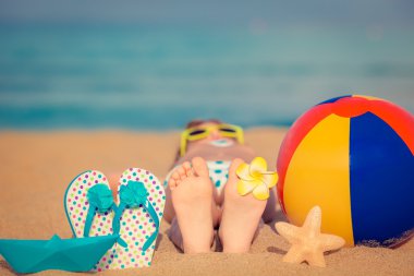 Kumsalda yalan çocuk