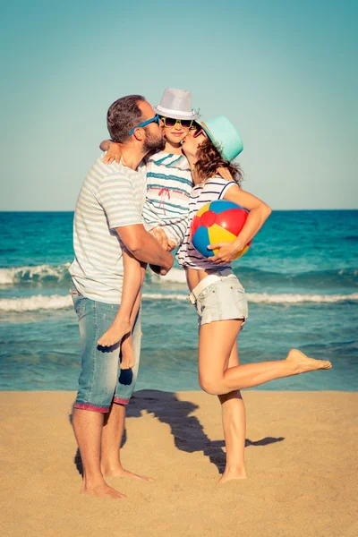 Famille heureuse sur la plage — Photo