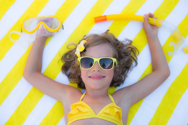 Gelukkig kind op strand — Stockfoto