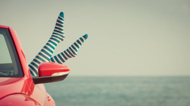 Genç bir kadın sahilde dinleniyor.