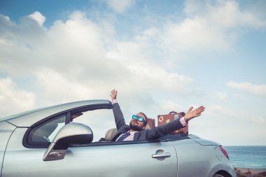 Car yakınındaki bir plajda durup işadamı