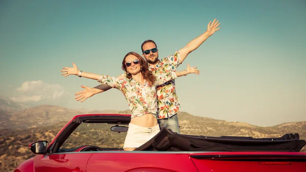 Happy couple travel by car in the mountains — Stock Photo, Image