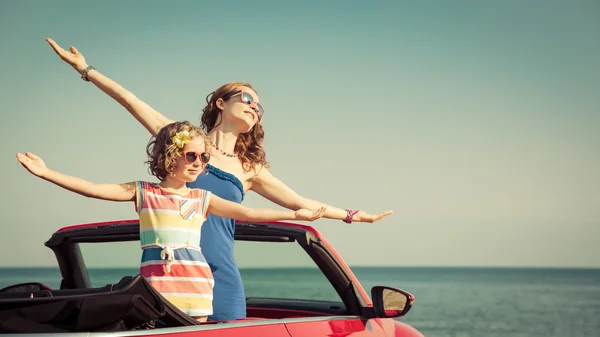 Jeune femme et enfant se relaxant sur la plage — Photo