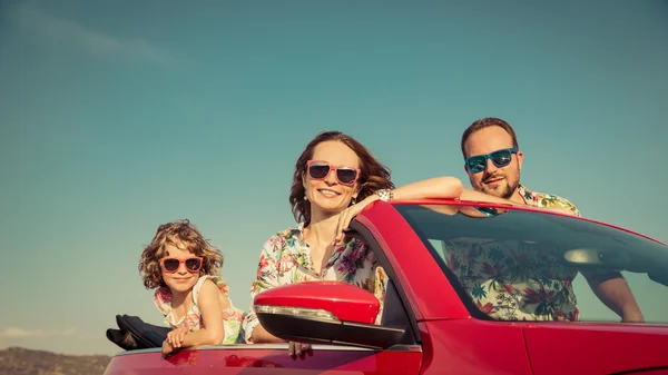 Щасливі сімейні подорожі на машині в горах — стокове фото