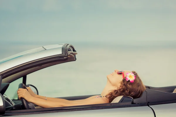 Mujer feliz viajar en coche — Foto de Stock