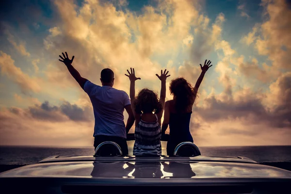 Silhouette einer entspannten Familie am Strand — Stockfoto